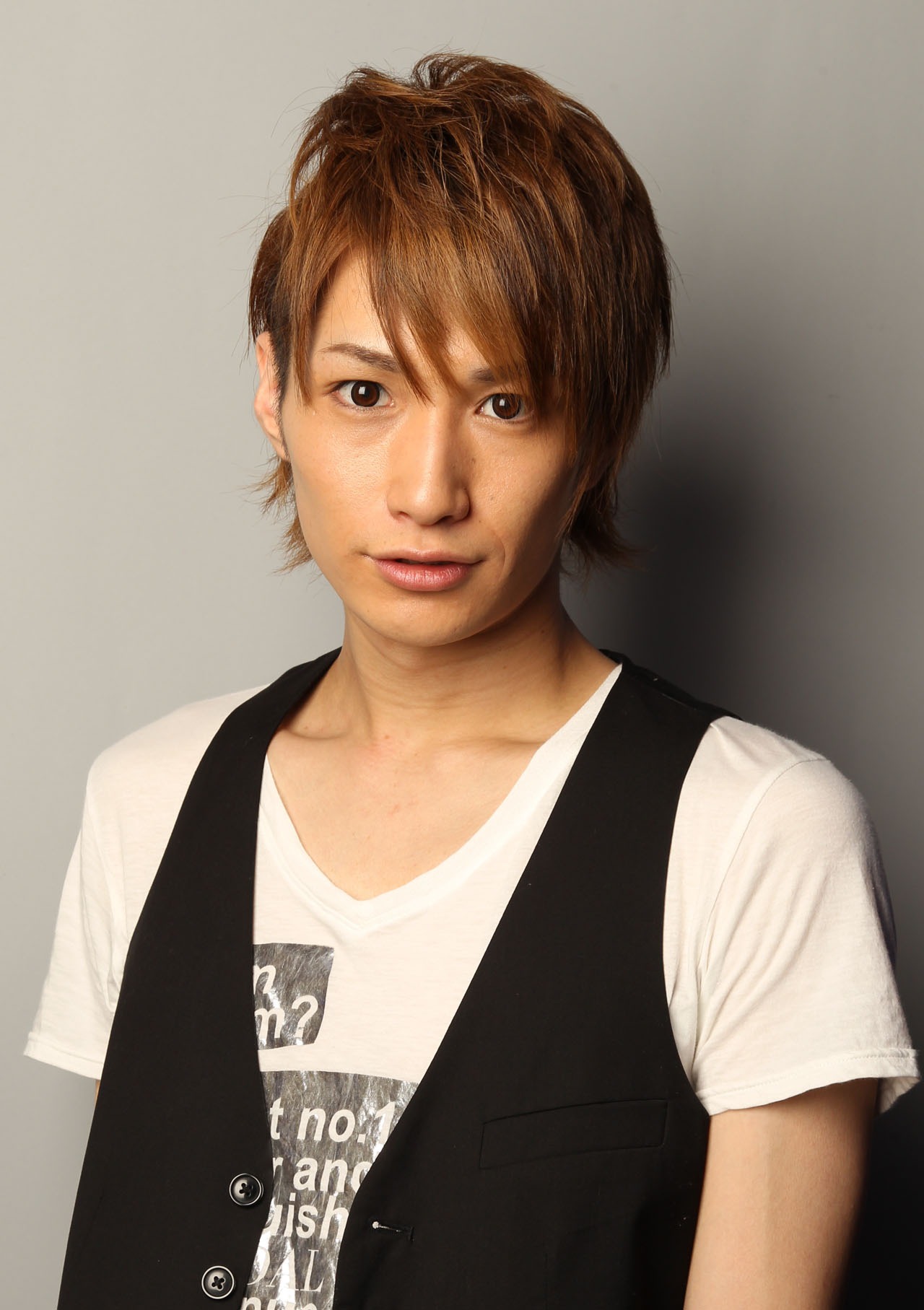 羽村役の井深克彦。