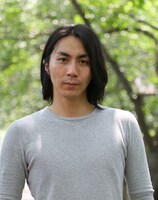 倉橋役の郷本直也。