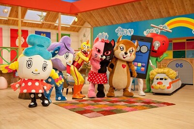 「ワラッチャオ！」に登場するキャラクターたち。左から3番目がモノボケに挑戦するオナライダー。(c)NHK