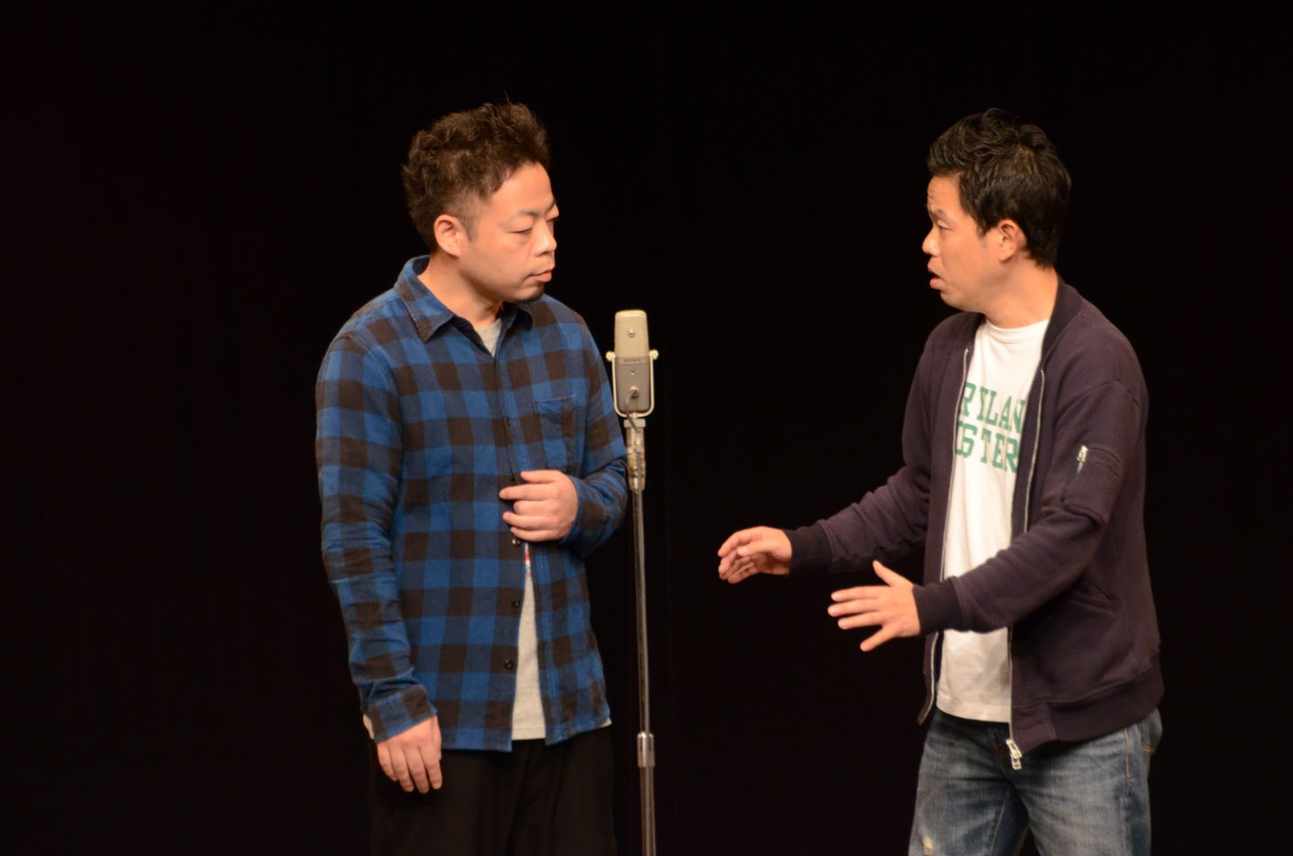 まずはいつも通りの漫才「コンビニ」を披露するダイアン。