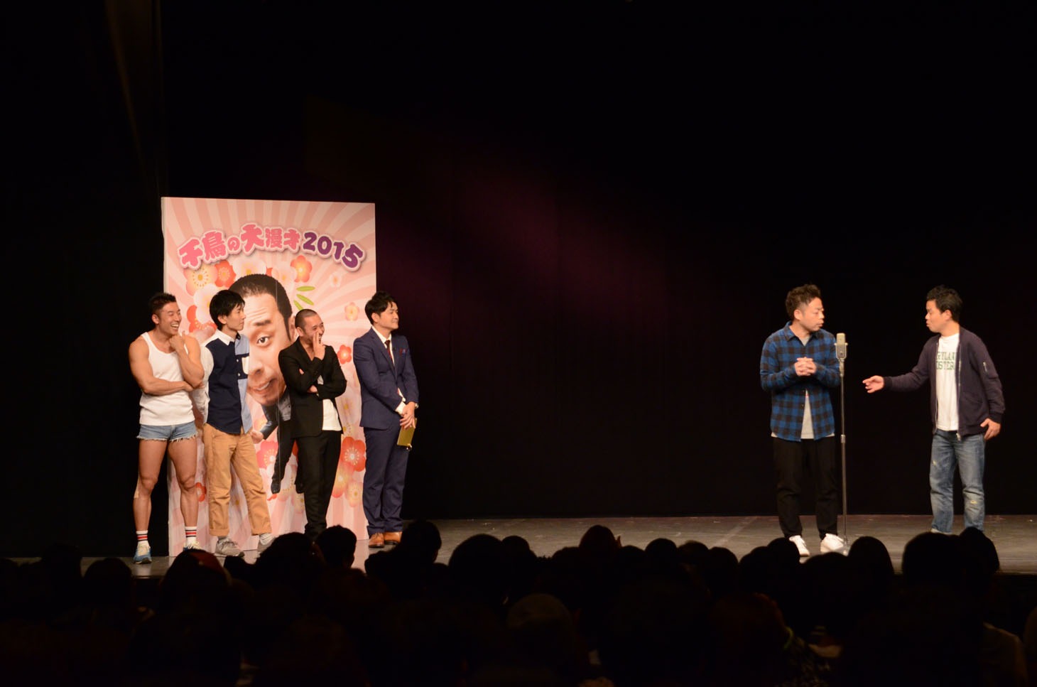 “講師”が見守る中漫才を披露するダイアン。