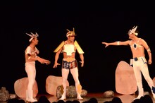 きんに君ソルジャーにコントのシステムを伝える千鳥。