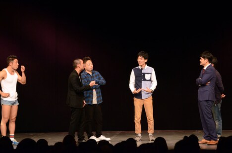 自信ありげなシンプル西野（左から4人目）。