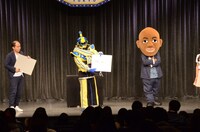 大喜利で空振るヒデオー（中央）。