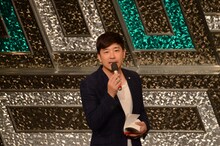 MCを務めたあべこうじ。