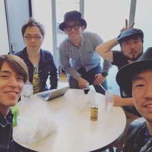 サトミツ＆ザ・トイレッツで山田稔明と活動をともにするどきどきキャンプ佐藤（中央）。