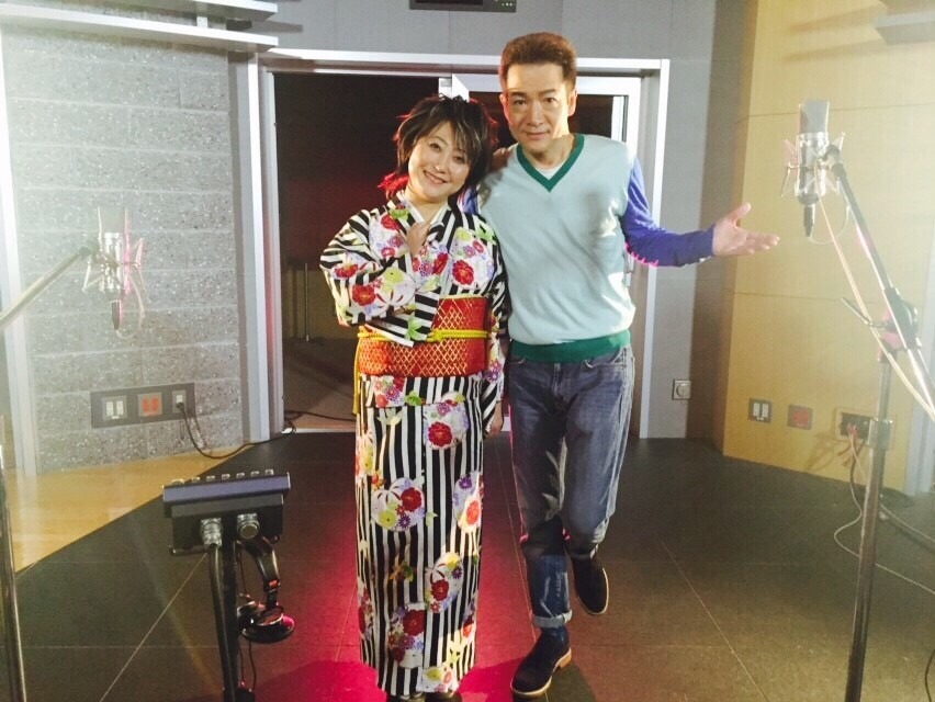 左から水谷千重子、田原俊彦。