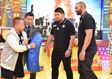 リーチマイケルのタックルを受ける出川哲朗（左端）。(c)日本テレビ