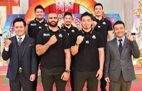 「くりぃむしちゅーの！THE★レジェンド2015秋」に出演するくりぃむしちゅーとラグビー日本代表選手たち。「くりぃむしちゅーの！THE★レジェンド2015秋」
