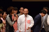 優勝者を先に言いたがるトム・ブラウン・みちお（中央）。