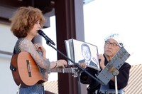 曲紹介時に披露したモノマネを大竹まことに手伝ってもらうタブレット純（左）。