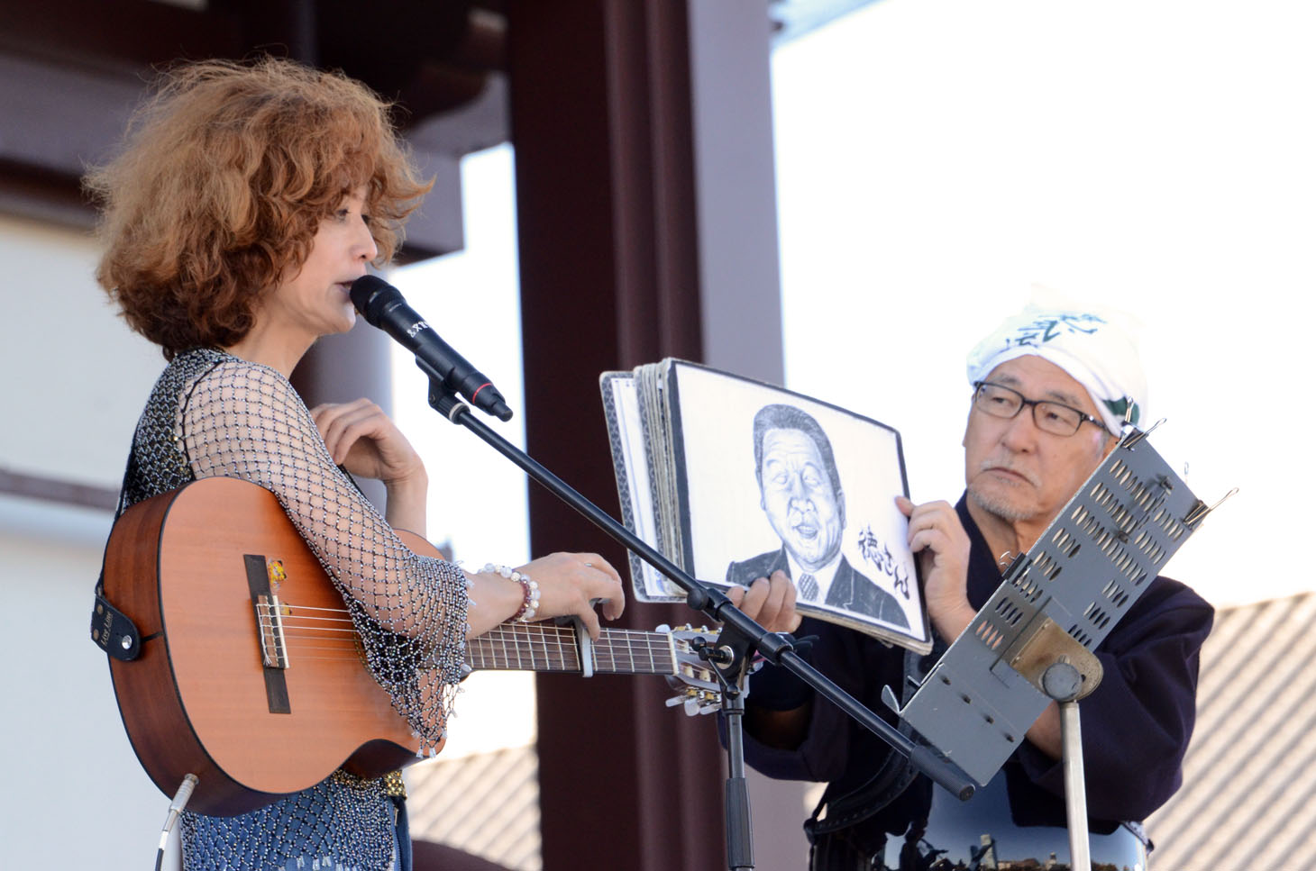 曲紹介時に披露したモノマネを大竹まことに手伝ってもらうタブレット純（左）。