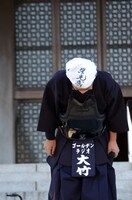 一礼する大竹まこと。