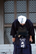 一礼する大竹まこと。