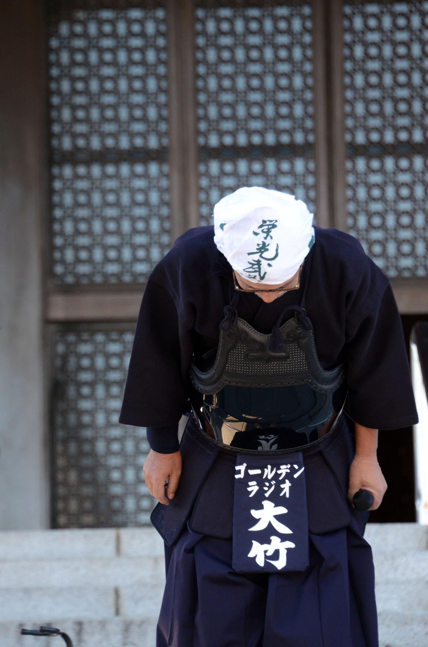 一礼する大竹まこと。