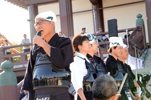 開始前、ファンに向かって勝利を宣言する大竹まこと。