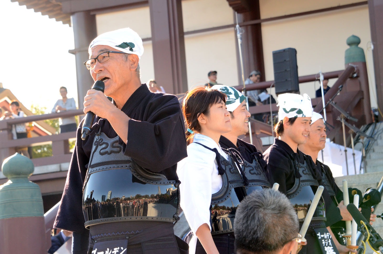 開始前、ファンに向かって勝利を宣言する大竹まこと。