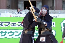 つばぜり合いになるオジンオズボーン高松とパックン。