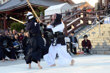 無駄のない動きで攻める光浦靖子（右）。