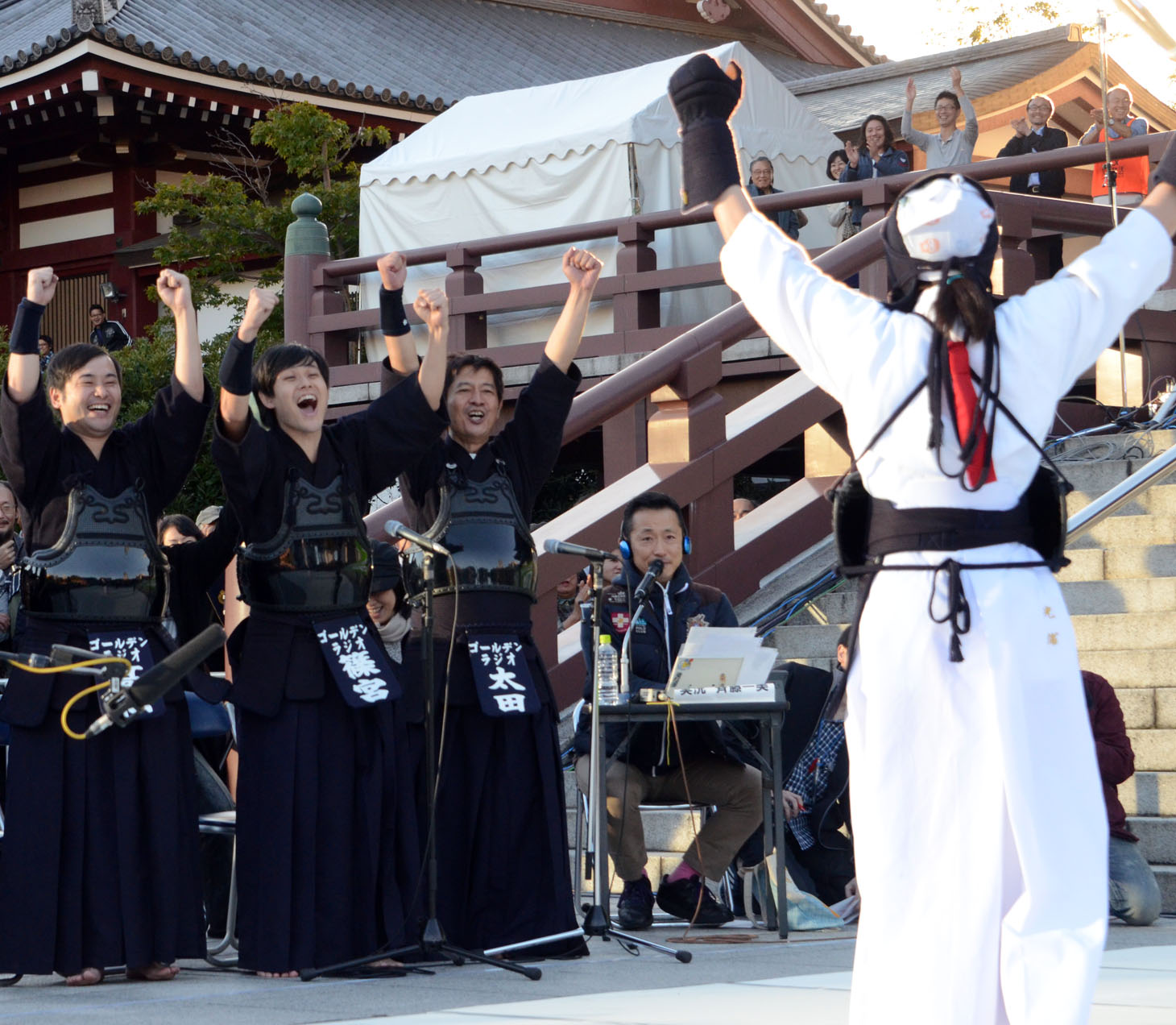 光浦の勝利に喜ぶゴールデンラジオ剣道部。