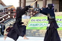 吉田照美に飛びつく大竹まこと（左）。