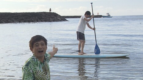 ハワイのアクティビティに挑戦する大吉(右)。(c)TNC