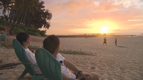 夕日を眺めながら語り合う華丸・大吉。(c)TNC