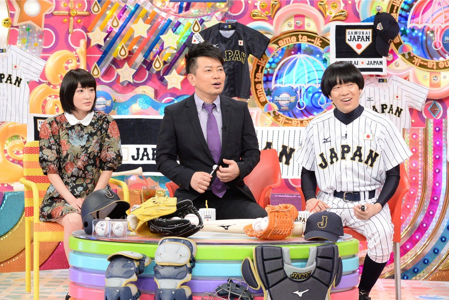 雨上がり決死隊と生駒里奈（左）。(c)テレビ朝日