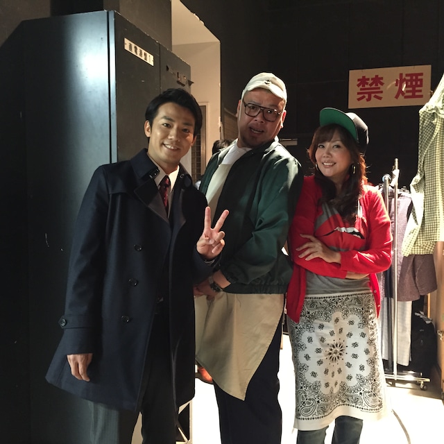 ドラマ「別れたら好きな人」にゲスト出演する野性爆弾くっきー（中央）と、ピース綾部（左）、小川菜摘（右）。(c)東海テレビ