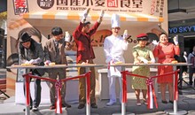 コッペパンカットを行う（左から）パンサー、ロバート馬場、おかずクラブ。