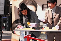 コッペパンを横にスライスするパンサー菅。