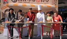 コッペパンカットを行う（左から）パンサー、ロバート馬場、おかずクラブ。