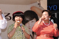 パンを試食するおかずクラブ。