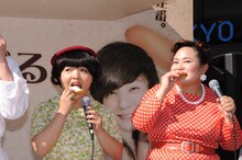 パンを試食するおかずクラブ。