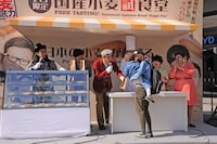 一般客にパンを振る舞う一同。