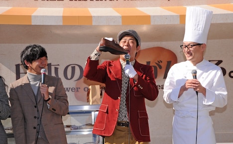 靴を口の中に入れようとするパンサー尾形（中央）。