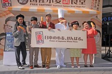 左からパンサー、ロバート馬場、おかずクラブ。