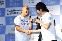 プレゼン対決を終え、コロコロチキチキペッパーズ・ナダル（左）に握手を求めるウーマンラッシュアワー村本（右）。