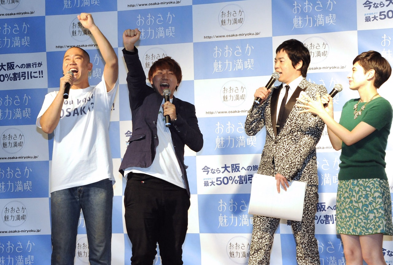 プレゼン対決に勝利し、喜ぶコロコロチキチキペッパーズ（左）。