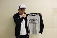 「RGツーリングクラブ×TOWER RECORDS ロングスリーブT-shirt」を掲げるレイザーラモンRG。(c)2015吉本興業