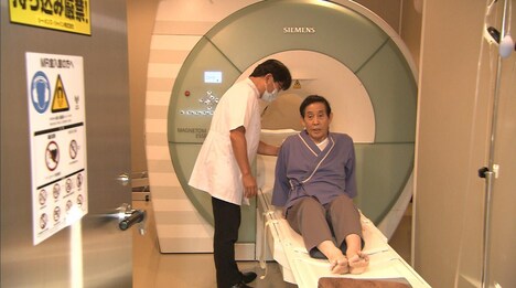 MRI検査を受ける萩本欽一。(c)テレビ朝日