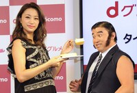 対決に勝利にしたスギちゃん（右）にチーズケーキを食べさせてあげる高橋メアリージュン（右）。