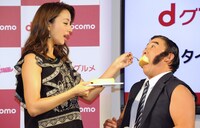 対決に勝利にしたスギちゃん（右）にチーズケーキを食べさせてあげる高橋メアリージュン（右）。