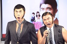 どちらがより男らしい表情ができるかを競う（左から）小島よしお、スギちゃん。