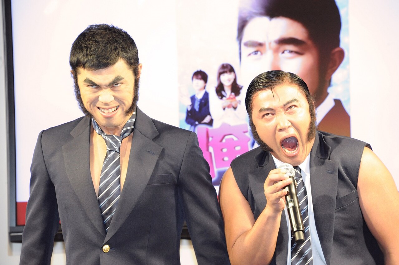 どちらがより男らしい表情ができるかを競う（左から）小島よしお、スギちゃん。