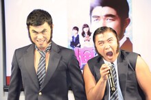 どちらがより男らしい表情ができるかを競う（左から）小島よしお、スギちゃん。