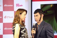 高橋メアリージュン（左）に告白する小島よしお（右）。