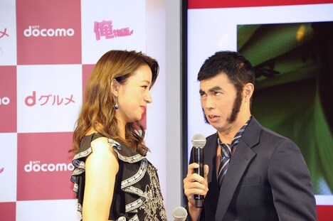 高橋メアリージュン（左）に告白する小島よしお（右）。