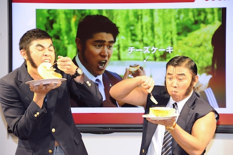 チーズケーキの豪快な食べっぷりを競い合う（左から）小島よしお、スギちゃん。