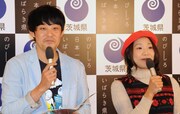 イベントの司会を務めた（左から）佐久間一行、ちゃんみよ。